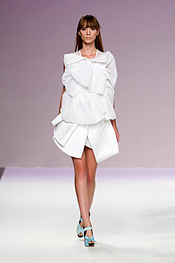 White, gray and black in the collection of Amaya Arzuaga