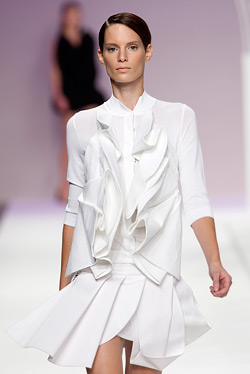 White, gray and black in the collection of Amaya Arzuaga