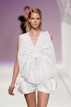 White, gray and black in the collection of Amaya Arzuaga