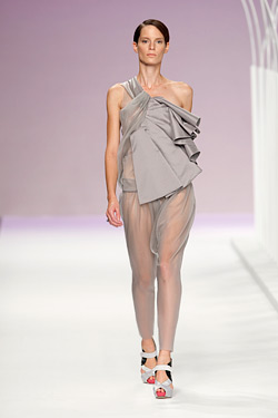 White, gray and black in the collection of Amaya Arzuaga