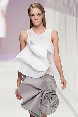 White, gray and black in the collection of Amaya Arzuaga