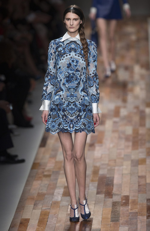 Valentino's collection at Paris Fashion Week – sensuality in lace, fur ...