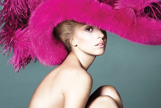 Лейди Гага позира само по шапка за списание Вог